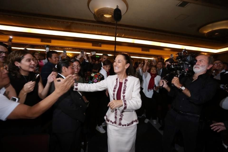 Después de recibir la constancia, la morenista se reunió con simpatizantes y compañeras y compañeros de Morena en el Teatro Metropólitan.