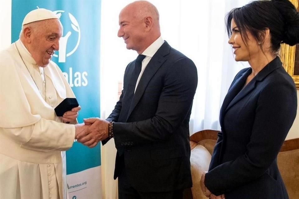 El magnate Jeff Bezos y su prometida, Lauren Sanchez, visitaron hace unos días el Vaticano y conocieron en persona al Papa Francisco.