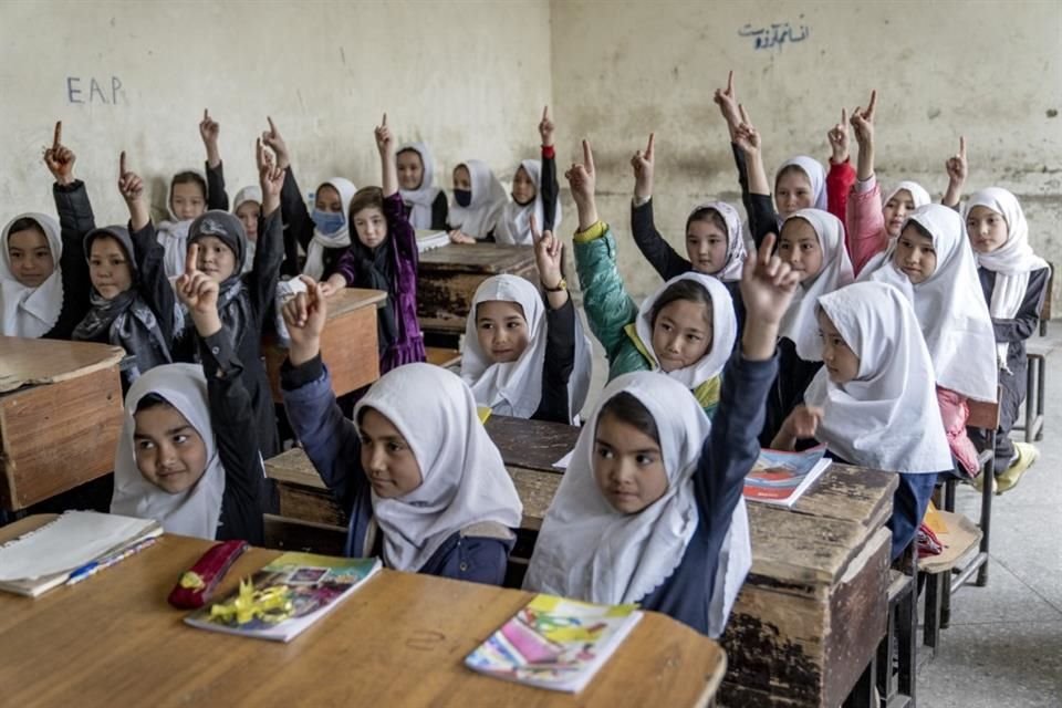 Niñas afganas acuden a su primer día de escuela el 25 de marzo del 2023, en Kabul.