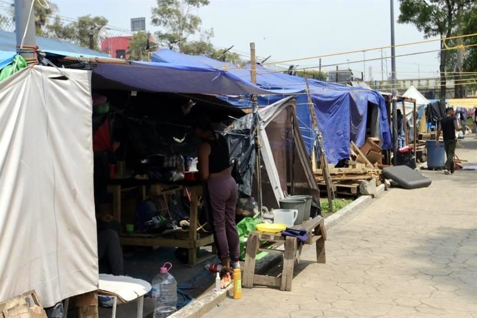 Con muebles que rescatan de la basura, plástico y tela, migrantes han montado desde hace meses.