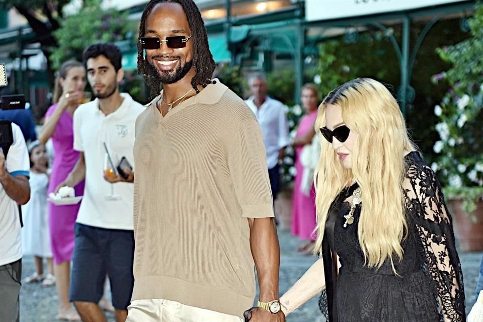 Madonna, que este viernes cumple 66 años, se encuentra de paseo en Italia con su actual pareja, Akeem Morris, 37 años menos que ella.