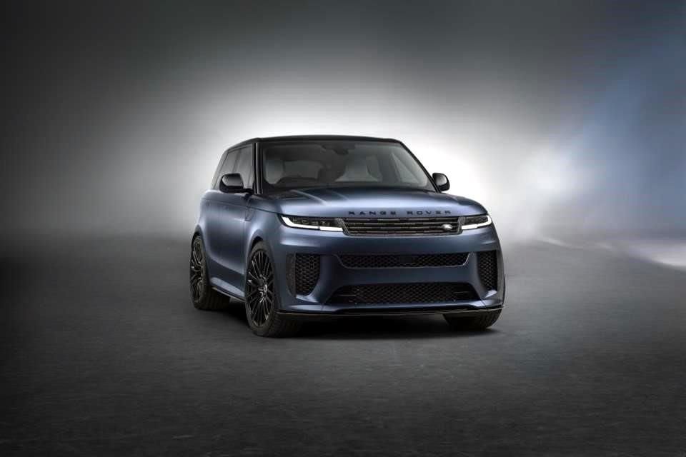 Range Rover Sport SV Edition Two llega con cuatro colores distintos: Blue Nebula Matte, Ligurian Black Gloss, Marl Grey Gloss y Sunrise Copper Satin.