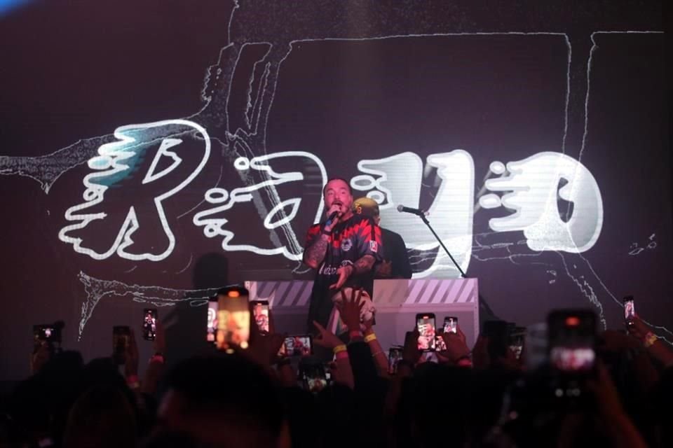 El pequeño concierto fue para promocionar su octavo disco 'Rayo' en la Ciudad de México.