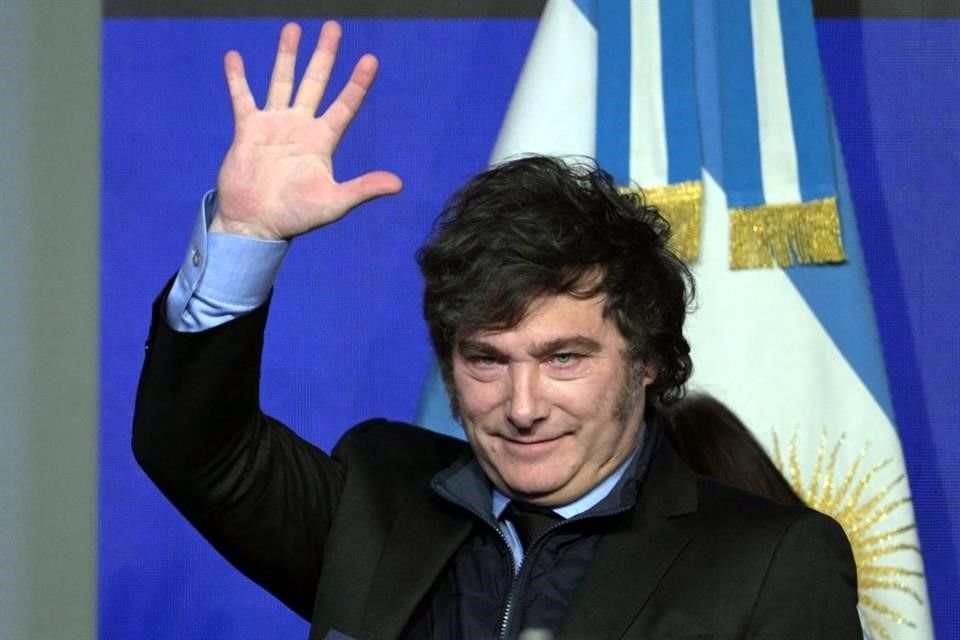 El Presidente argentino Javier Milei  sigue siendo tan popular como cuando fue elegido prometiendo utilizar una motosierra contra el Estado.