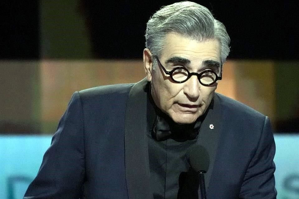 Eugene Levy además de anfitrión, es uno de los nominados por mejor serie de su programa 'The Reluctant Traveler With Eugene Levy'.