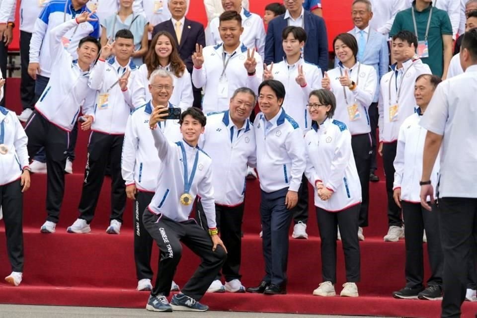 La foto del recuerdo con los medallistas.