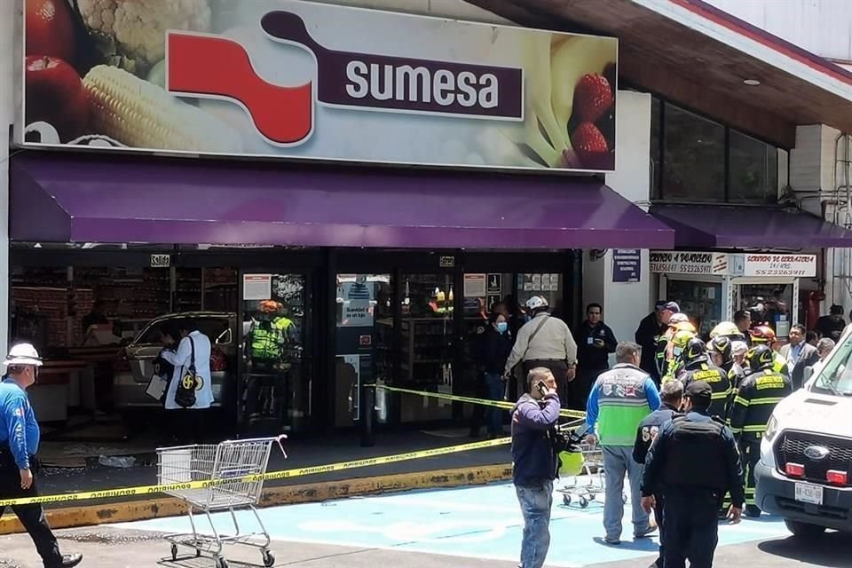 La conductora perdió el control de la unidad, subió la banqueta, destruyó la puerta de salida y terminó en el área de cajas de la tienda de autoservicio.