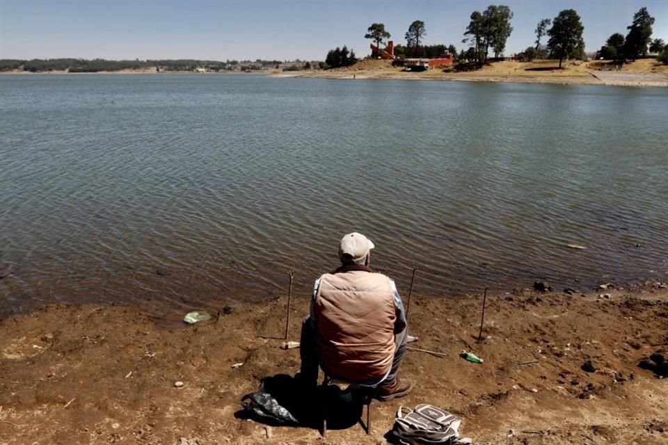 Habitantes de Villa Victoria pescan en la presa charal blanco, tilapia y carpa común.