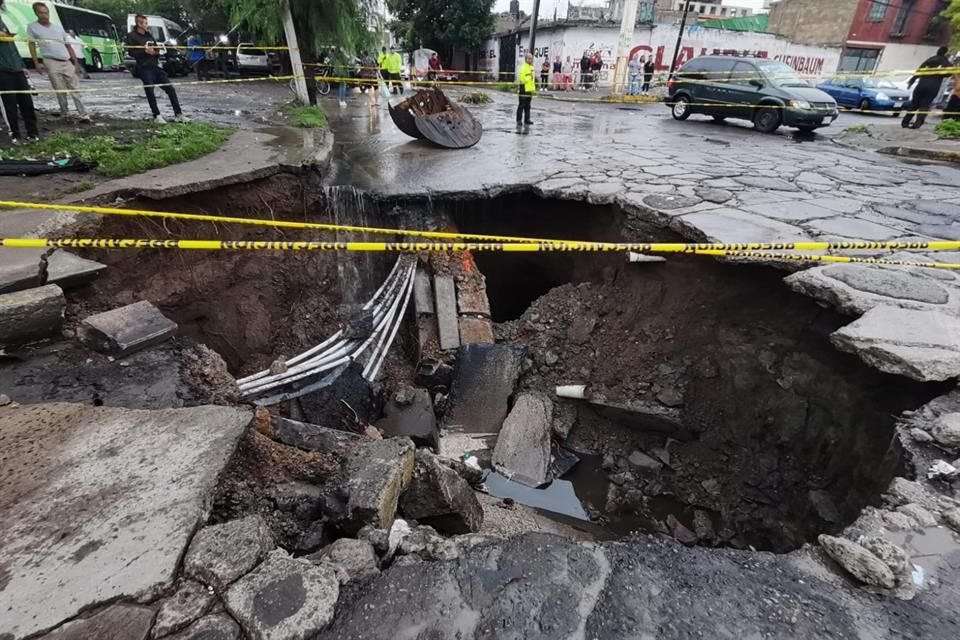 Personal de emergencia arribó a la esquina de la Avenida Valle de Santiago y Manuel Ávila Camacho para sacar la camioneta. 