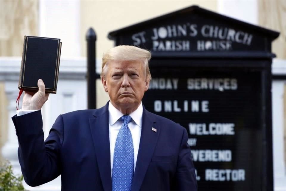 Donald Trump obtuvo 300 mil dólares de regalías por la venta de las Biblias que promociona, de acuerdo con una declaración financiera.