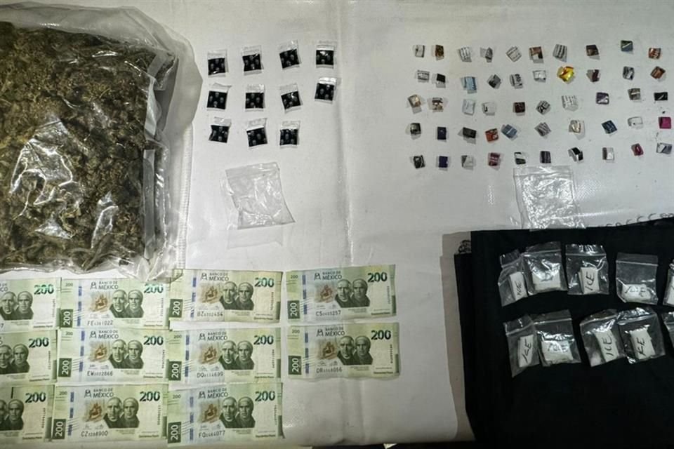 Se les encontró una bolsa con un kilo de mariguana, además de 11 dosis de cocaína y 10 más de cristal, además de dinero en efectivo.