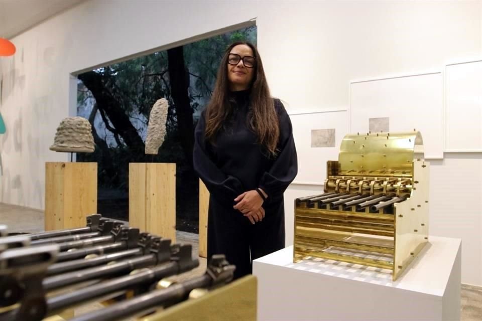 Pamela Echeverría, fundadora de la galería Labor, junto a las 'Disarm Music Boxes (2020)', de Pedro Reyes, cajas de música realizadas a partir de rifles modificados.