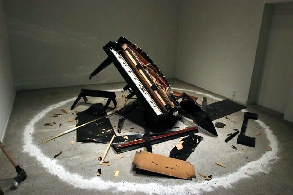 En la muestra figura también la instalación 'Piano Destruction Concert: Dada con Mama (2014)', de Raphael Montañez Ortiz, donde se muestra el testimonio de la destrucción de este instrumento.