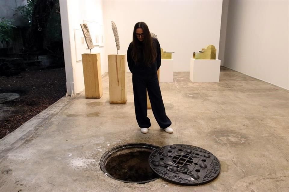 La pieza 'Cenote (2018)', de Pablo Vargas Lugo, incluye un agujero en el techo y otro en el piso, cavado a varios metros de profundidad, y parcialmente cubierto con una coladera.