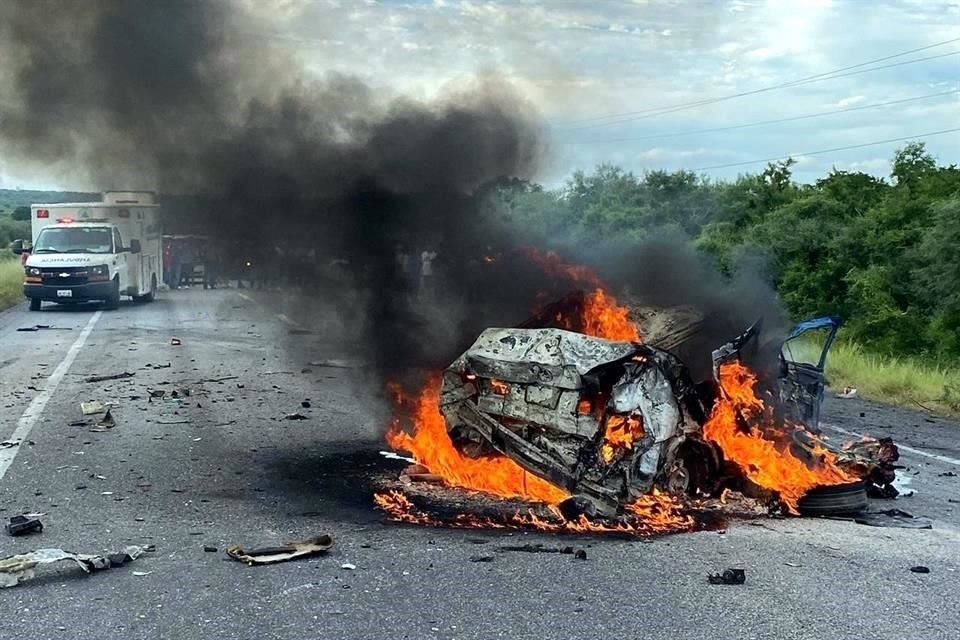 Uno de los vehículos involucrados en el choque terminó incendiado con una persona sin vida en su interior.