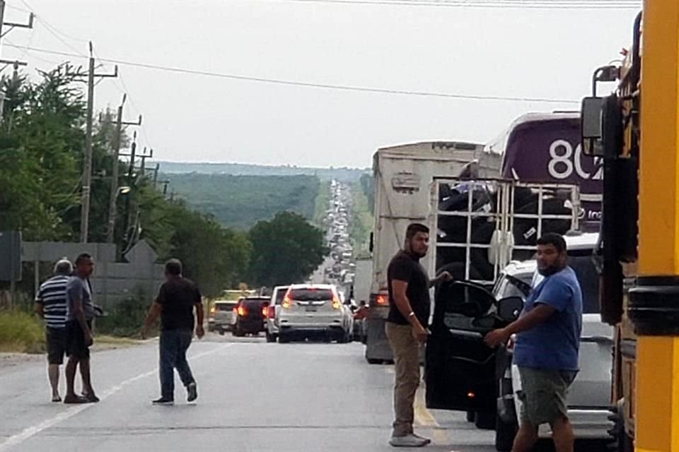 La carambola detuvo el tráfico, provocando a su vez largas filas de autos sobre la carretera.