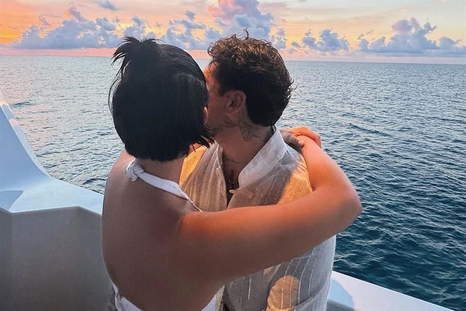 Nodal y Ángela Aguilar comparten su enamoramiento en fotos