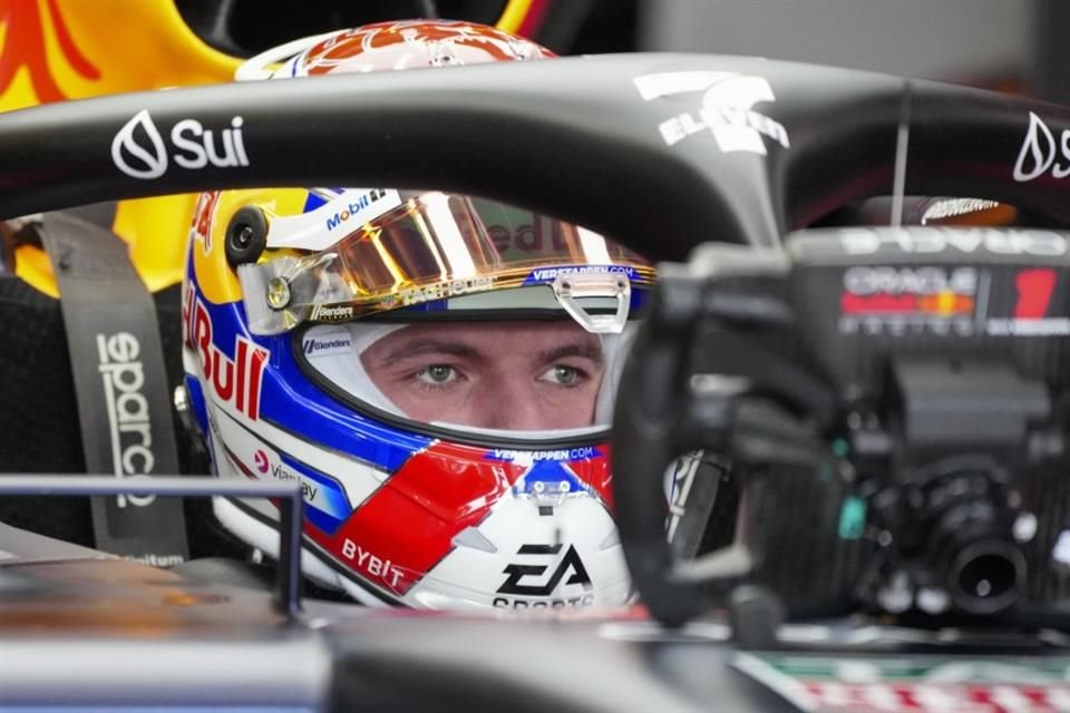 Max Verstappen lucha por el tetracampeonato, pero ve peligrosamente cómo se acercan sus rivales.