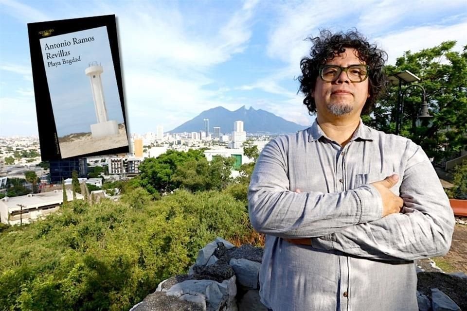 El escritor Antonio Ramos Revillas y la portada de su libro 'Playa Bagdad'.