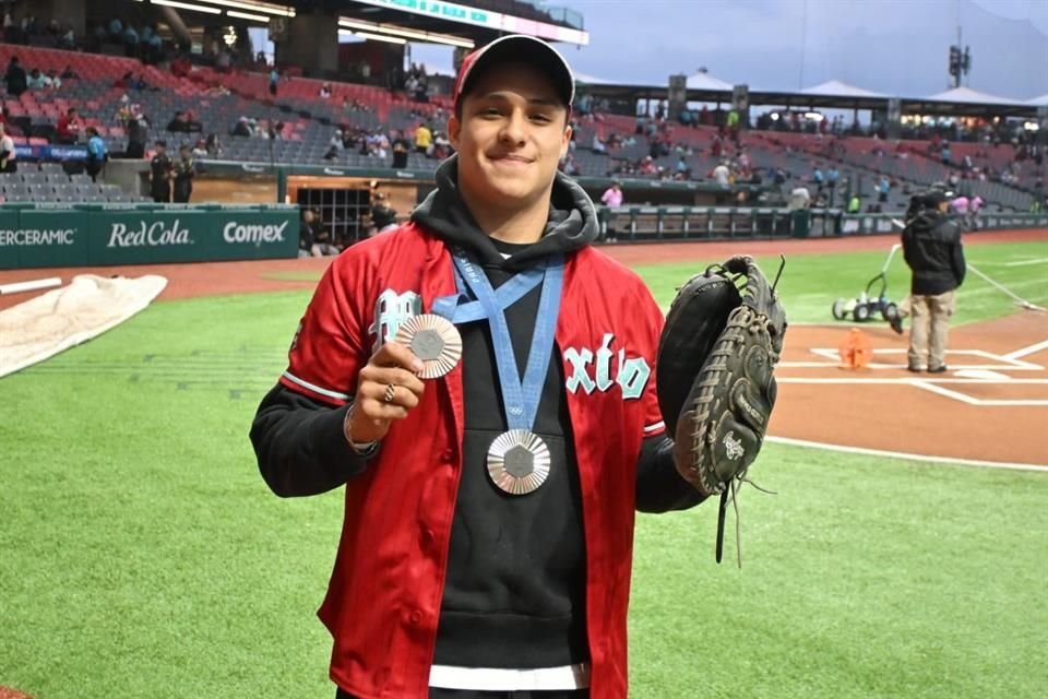 El clavadista Osmar Olvera, doble medallista en París 2024, fue el invitado de honor para el juego entre Diablos Rojos y Leones.