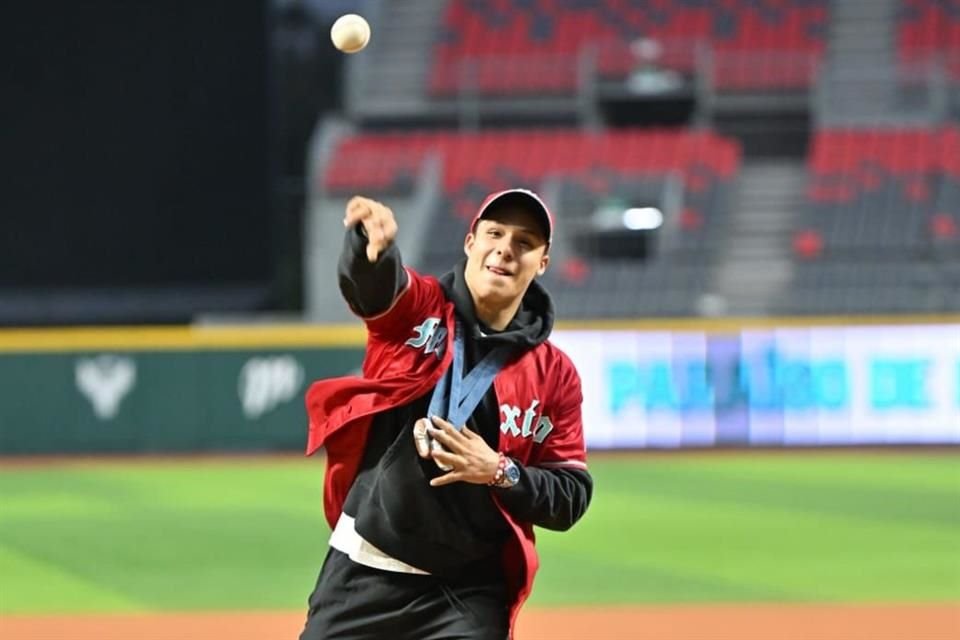 El clavadista Osmar Olvera, doble medallista en París 2024, fue el invitado de honor para el juego entre Diablos Rojos y Leones.