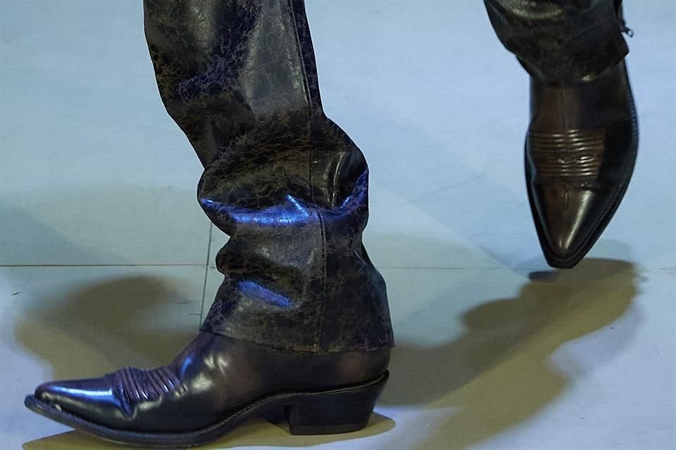 Emilio de Anda y David Hernández, diseñadores de la marca Toronero, mostraron una zapatería con remates de cadena, botas altas y botines de piel.