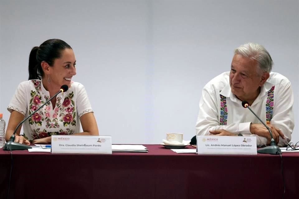 La Presidenta electa, Claudia Sheinbaum, y el Presidente Andrés Manuel López Obrador encabezaron una  reunión de revisión con el gabinete de seguridad en Michoacán.