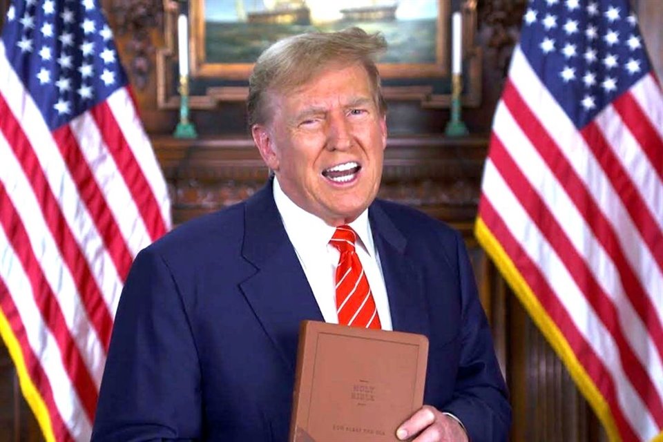 Trump oferta biblias firmadas por él con un precio de mil dólares, con lo que ha ganado 300 mil en regalías; 'es mi libro favorito', afirma.