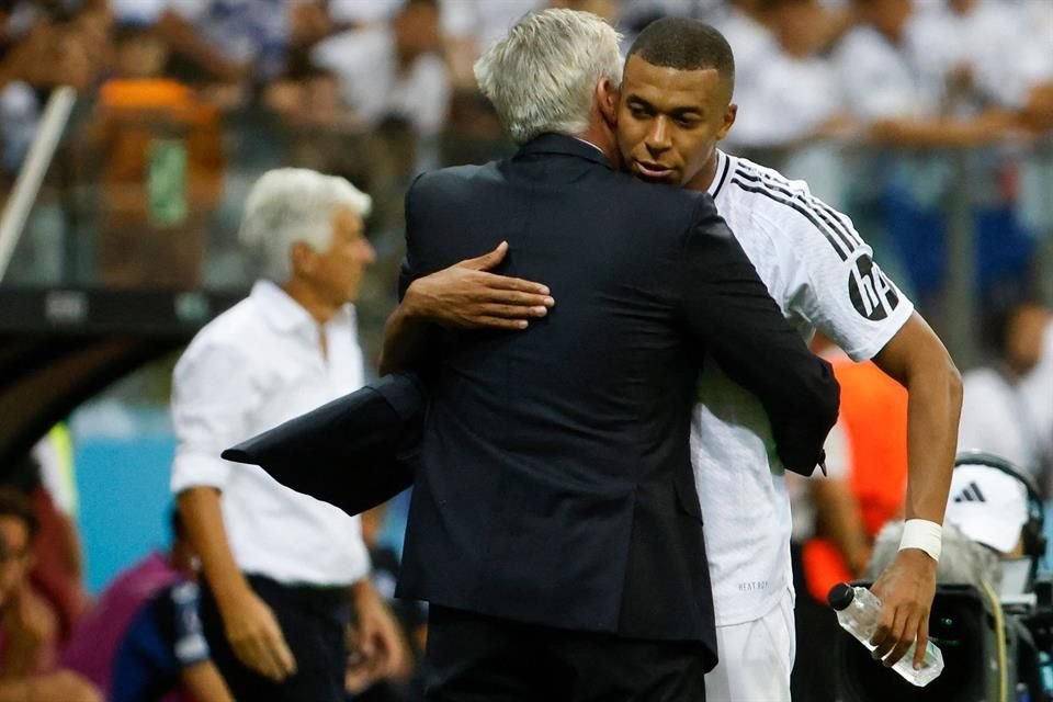 Ancelotti y Mbappé durante el juego de la Supercopa.