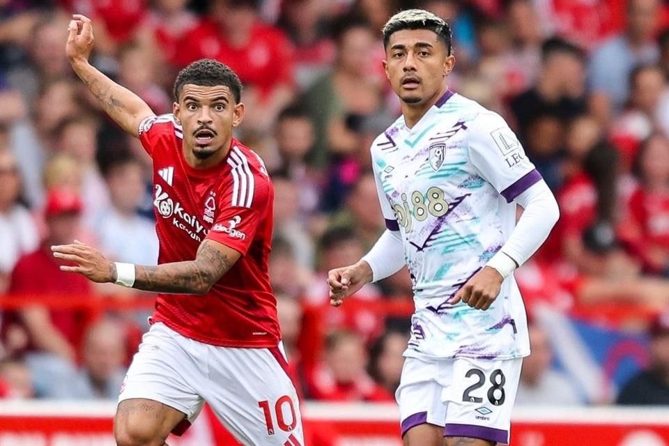 Julián Araujo (der.) se convirtió en el mexicano número 12 en jugar en la Premier League, en el empate 1-1 entre Bournemouth y Nottingham Forest.