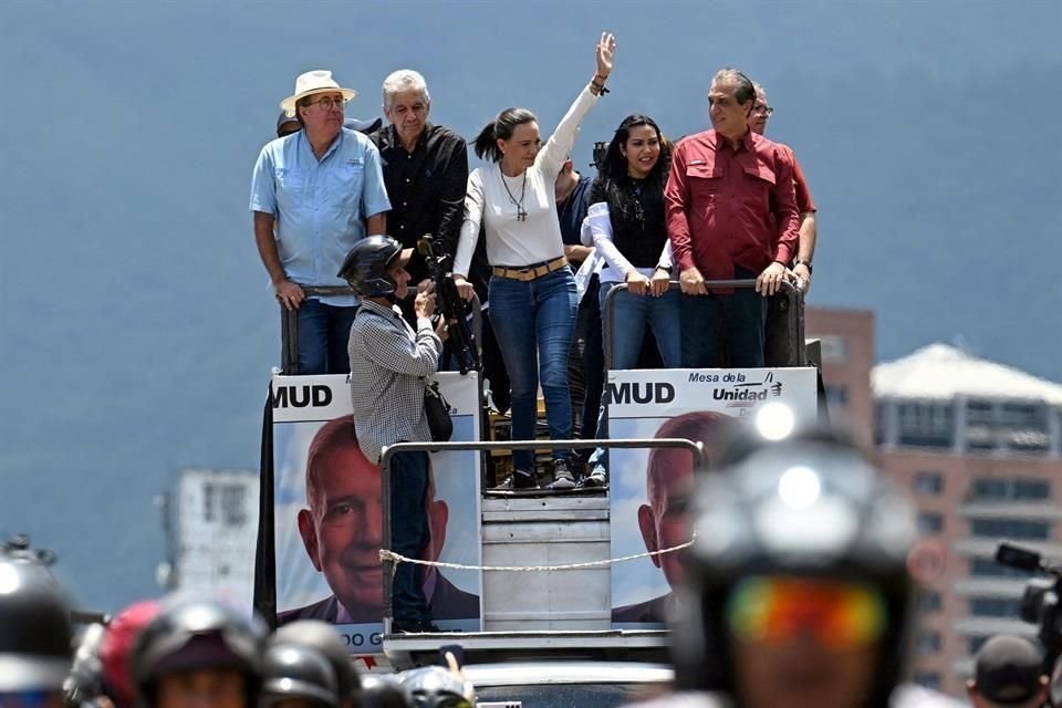 Autoridades venezolanas confiscaron un camión que usaba la líder opositora María Corina Machado como tarima en mítines políticos.