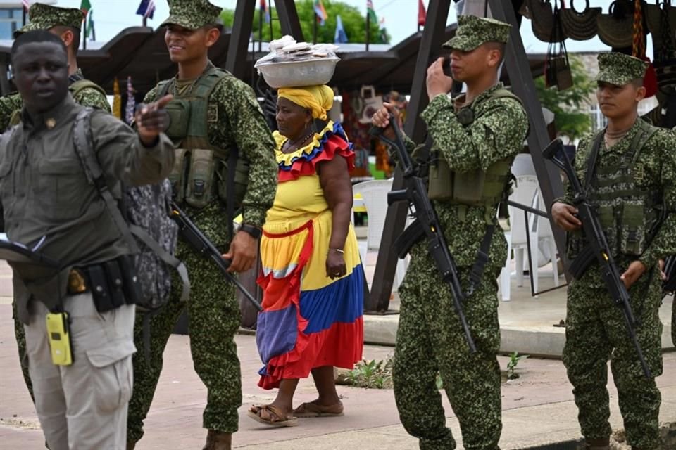 Infantes de marina colombianos patrullan la tradicional Palanquera durante operaciones de seguridad ante la llegada de los Duques de Sussex.