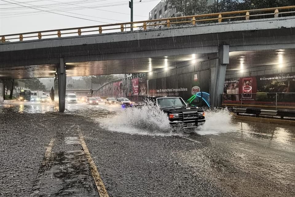 En el Circuito Interior, de Marina Nacional al Bosque de Chapultepec, se registra tráfico lento por encharcamientos. 