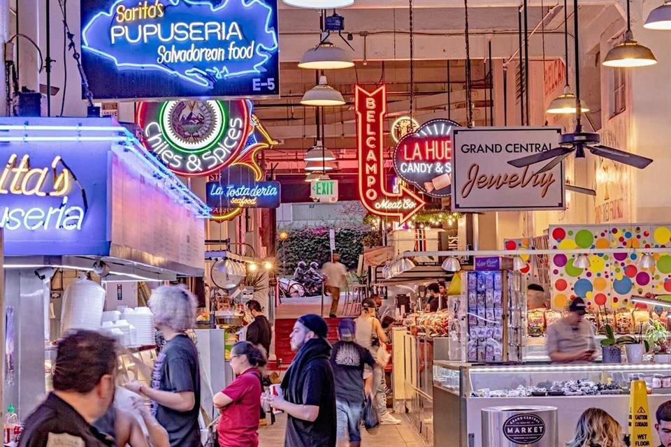 Darte una vuelta por Grand Central Market, un paraíso que alberga comidas y bebidas del mundo. Gran espacio para honrar la diversidad culinaria de este destino