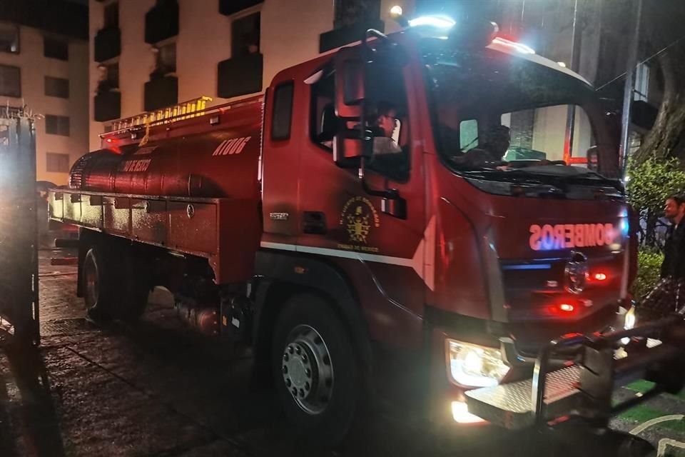 Hacia las 22:00 horas, los equipos de emergencia hicieron labores de enfriamiento y remoción de escombros. 