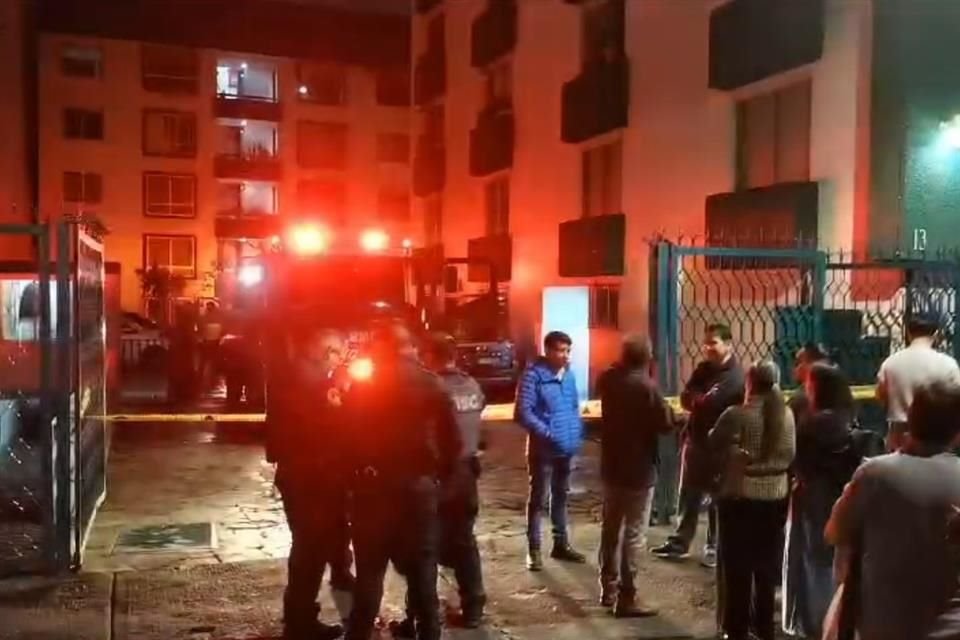 Las llamas provinieron de un cuarto piso, por lo cual los vecinos de la unidad habitacional evacuaron hacia las calles aledañas. 