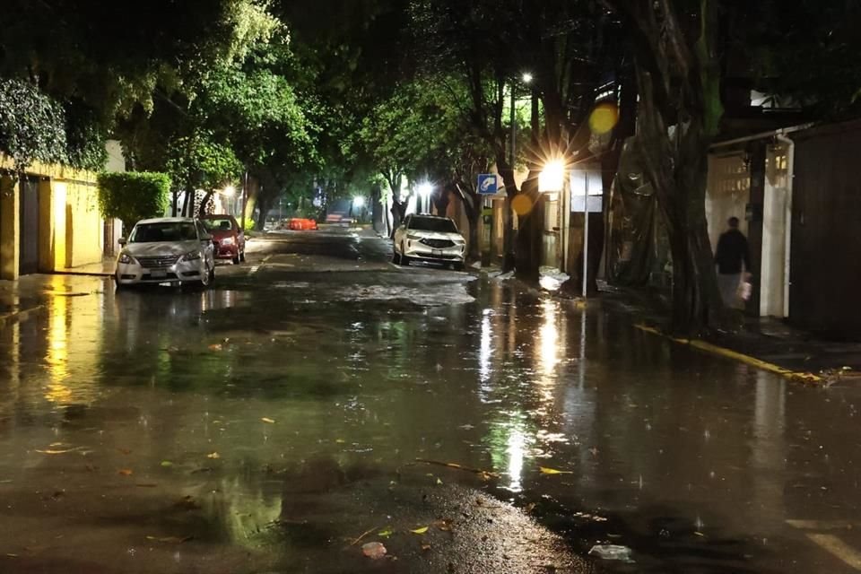 También se registró un encharcamiento en la Calle Herschel, paralela a Mariano Escobedo y esquina con Copérnico.