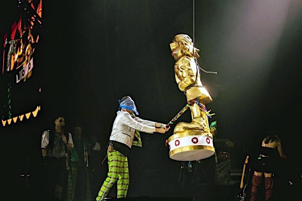 Raúl Sencillez rompió una piñata en el escenario.