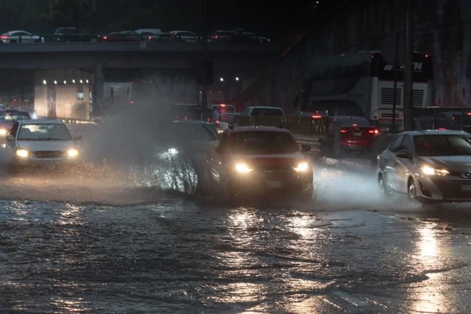 El poniente de la Capital registró una lluvia torrencial. En colonias como Polanco y la Condesa las calles quedaron momentáneamente bajo el agua.