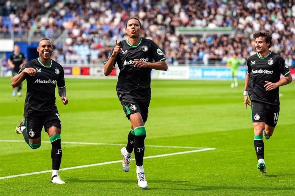 El Feyenoord superó con claridad 5-1 al PEC Zwolle para ganar su primer juego de la temporada, donde suman cuatro puntos.