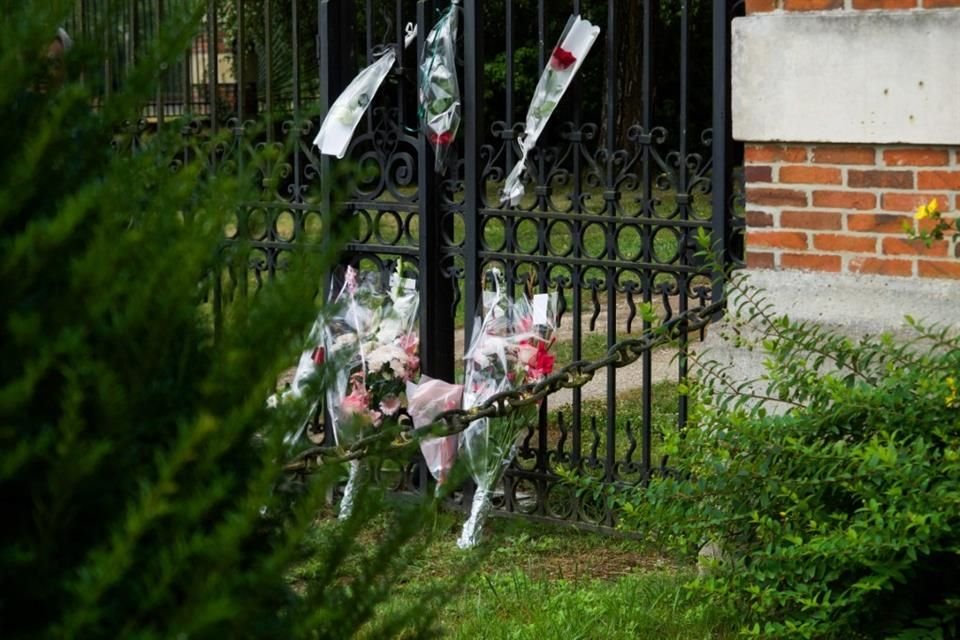 Fans de la estrella de cine francés llevaron flores a la puerta de su residencia en su honor.