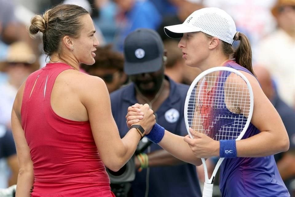 Por primera vez en su carrera, Aryna Sabalenka le pudo ganar dos sets consecutivos a Iga Swiatek, lo que la hará la número dos del mundo.