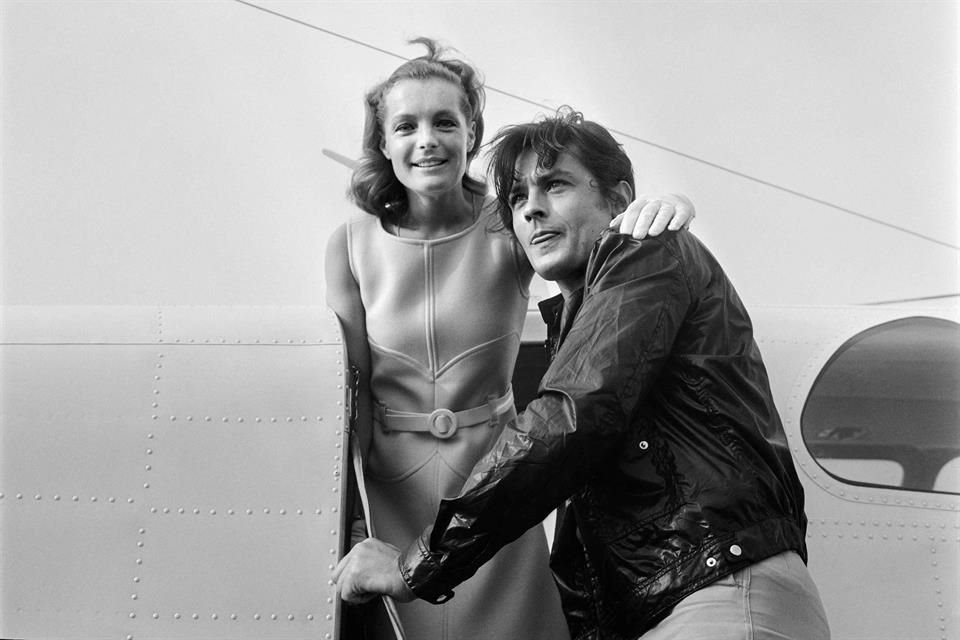 Alain Delon vivió un romance apasionado con la joven actriz Romy Schneider, a quien conoció durante el rodaje de 'Christine' (1958).