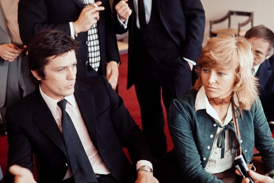 Alain Delon ganó fama como galán de cine francés, sin embargo, su vida fue marcada por asuntos de amor, amistad y familia con las mujeres.