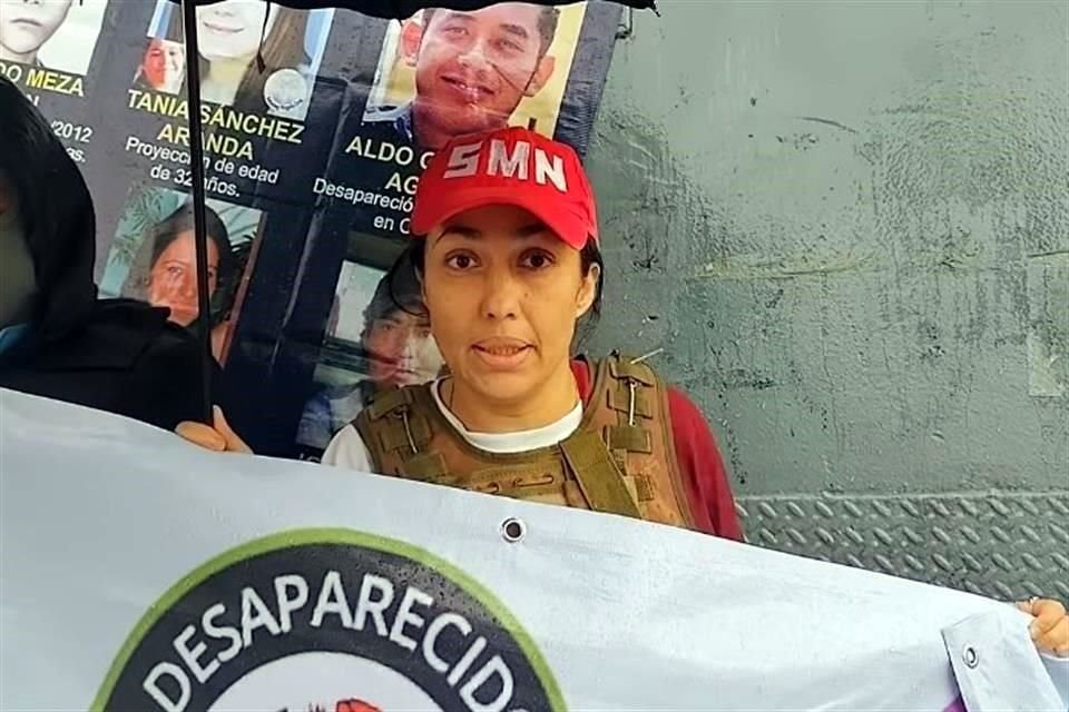 Delia Quiroa, presidenta del colectivo 10 de Marzo, encabeza la protesta en e asta bandera del Zócalo de la Ciudad de México.