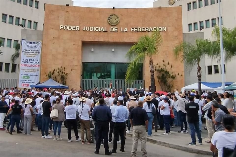 Trabajadores del PJ en Cuernavaca, Morelos, en paro laboral contra reforma judicial.