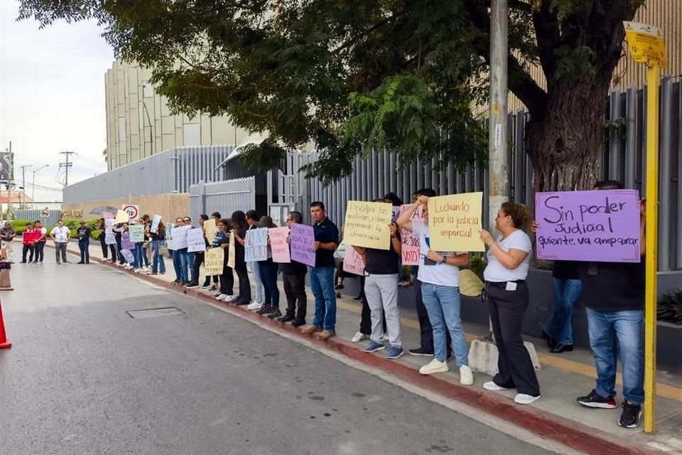 En Saltillo, un grupo de unos 50 trabajadores del PJ protestó por la reforma de AMLO.