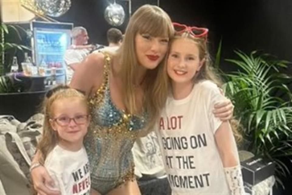 Taylor Swift y niñas afectadas en Southport.