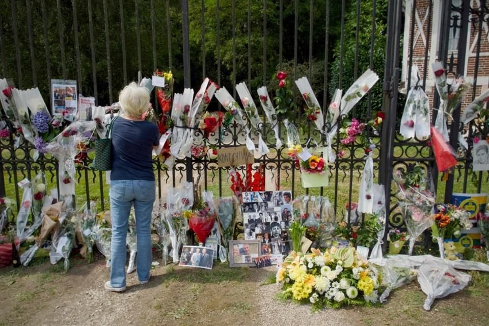 La entrada de la residencia de Alain Delon se ha llenado de homenajes y flores para recordarlo.