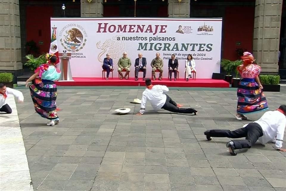 AMLO homenajeó en Palacio Nacional a connacionales en EU, pero a la distancia, pues no les llegó la invitación para presenciar el festejo personalmente.